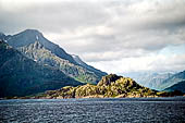 Le isole Lofoten Norvegia. L'Hurtigruten  Midnatsol esce dal Raftsundet per entrare nelle acque pi ampie davanti a Svolvaer. 